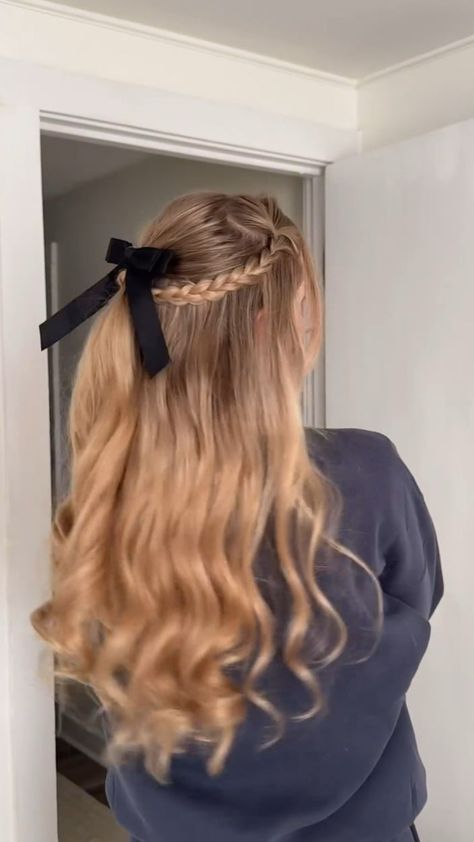 Not mine! #hairstyles #coquette #bow #cute #simple Bows For Short Hair, Hairstyles With Small Bows, Hairstyles Coquette, Classy Hairstyles, Coquette Bow, Small Bows, Not Mine, Short Hair, Short Hair Styles