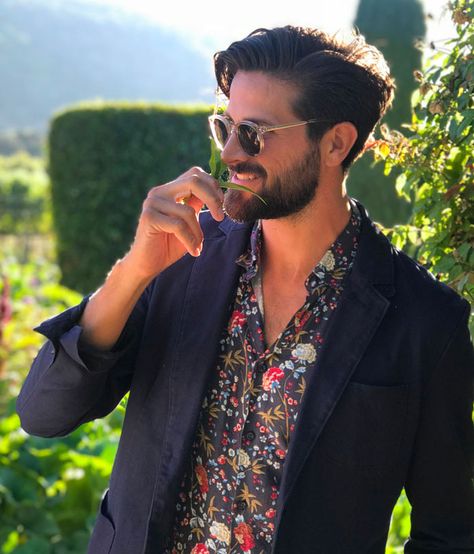 navy blazer with floral shirt Floral Shirt Suit Men, Navy Blue Suit With Floral Shirt Men, Mens Suit With Floral Shirt, Floral Shirt With Suit Men, Floral Shirt With Blazer Men, Suit With Floral Shirt, Floral Shirt Men Outfit, Floral Dress Shirt Men, Shetty Wedding