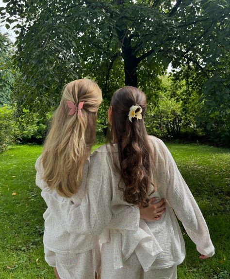 instagram: lauravlekaj 🩰 Best Friend Goals Aesthetic, Duo Best Friends, Best Friend Vibes, Friend Pictures Aesthetic, Duo Photos, Stay Aesthetic, Sisters Aesthetic, Girl And Girl, Sister Aesthetic