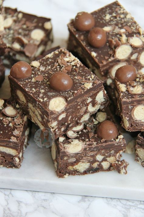 treat to make for cake sales, lunch boxes Malteser Tiffin, Chocolate Tiffin Recipe, Chocolate Traybake, Maltese Recipes, Fridge Cake, Chocolate Biscuit Cake, Janes Patisserie, Tiffin Recipe, Tray Bake Recipes