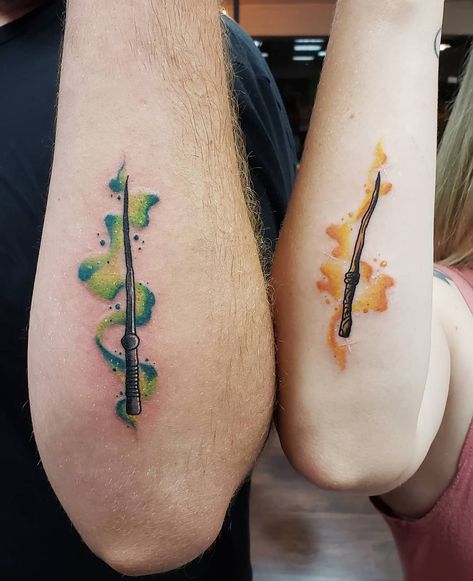 If you're a couple who loves Harry Potter, team up and get a matching tattoo. From subtle wands to Deathly Hallows symbols, the ideas are endless. Stab Tattoo, Matching Harry Potter Tattoos, Hufflepuff Tattoo, Tiny Harry Potter Tattoos, Slytherin Tattoo, Harry Potter Couples, Maching Tattoos, Wand Tattoo, Matching Friend Tattoos