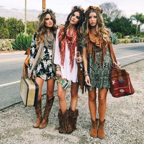 Fringe details are perfect for that bohemian style look! Summer Color Trends, Boho Jeans, Boho Chic Dress, Classic Style Women, Loose Outfit, Bohemian Clothes, Teen Girls, Outerwear Women, Womens Fashion Casual