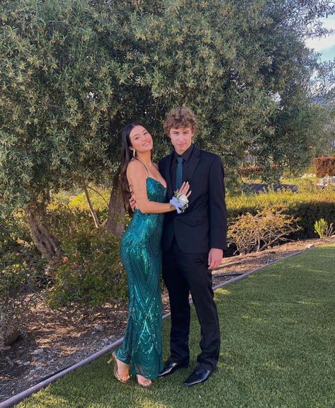 Emerald Green Prom Dress Couple, Green Prom Dress Couple, Prom Dates Couples, Dresses Poses, Green Mermaid Prom Dress, Color Duos, Hoco Poses, Prom Dress Green, Couple Prom