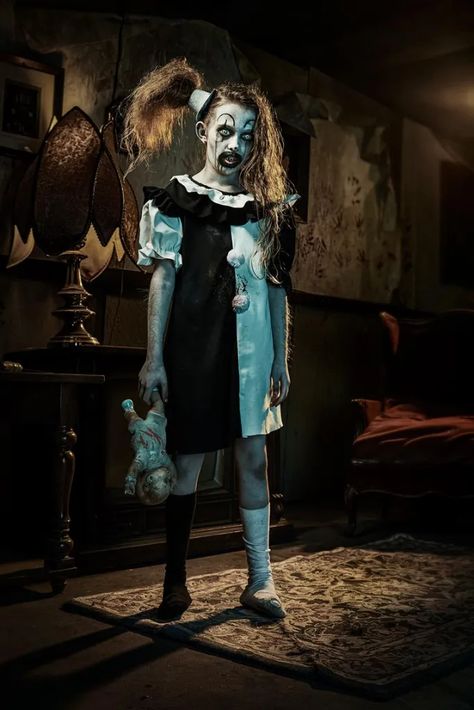 Terrifier 2's Pale Girl - Meet Art the Clown's Creepy New Friend! Terrifier 2, Horror Movie Costumes, Movie Character Costumes, Horror Halloween Costumes, Creepy Costumes, Clown Horror, Horror Costume, Scary Movie Characters, Scary Clown