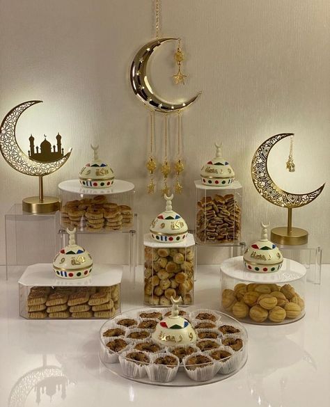 Ramadan Party Decorations, Eid Al Fitr Decorations, Ramadan Corner Decoration, Ramdan Decore Ideas, Eid Decoration Ideas Home, Ramadan Corner, Ramadan Mubarak Decorations, Table For Guests, Ramadan Table Decor