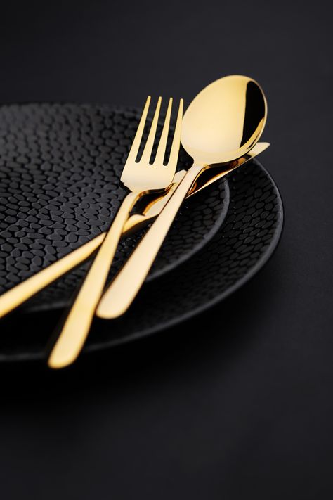 Black Plates Gold Cutlery, Gold Cutlery Aesthetic, Cutlery Aesthetic, Cutlery Photography, Black Charger Plates, Lux Aesthetic, Golden Cutlery, Luxury Cutlery, Black Charger