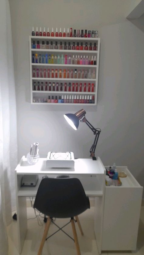 Nail Room Essentials, Nails Store Interior Design, Nail Table Set Up At Home, Mesa Nail Designer, Nail Studio Ideas Small Spaces, Home Nail Salon Ideas Small Spaces, Nail Setup, Home Nail Salon Ideas, Saloon Decor