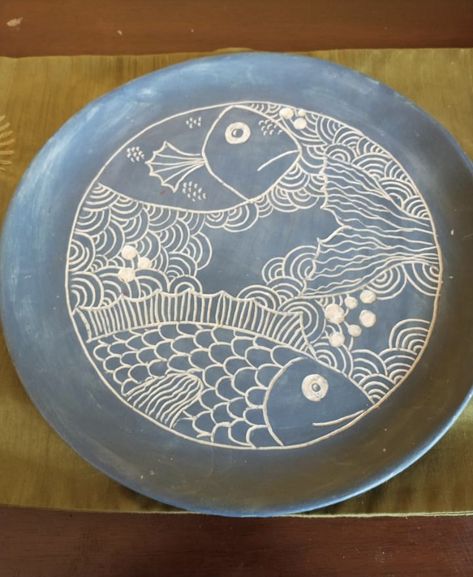 Cool Plate Designs, Fish Ceramics Pottery, Sgrafitto Designs, Sgraffito Plates, Sgrafitto Ceramics, Scraffito Designs Simple, Vase Project, Sgraffito Technique, Wooden Platters