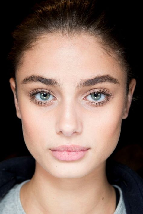 This is how to fill in your eyebrows to get them looking like It girl Taylor Hill's famously full brows.. Glitter Mascara, Alis Mata, Wedding Makeup For Brunettes, Ideas De Maquillaje Natural, Smoky Eyeshadow, Makeup Pengantin, Brunette Makeup, Makeup Tip, Eyebrow Eyeshadow