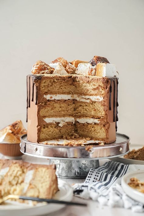 Graham Cracker S’mores Cake Graham Cracker Icing, Smores Wedding Cake, Graham Cracker Cake Recipe, S’more Cake, Graham Cracker Smores, Smores Cake Recipe, Blueberry Buckle Cake, Cake Decor Ideas, Graham Cake