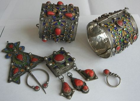 L'artisanat kabyle est un exemple typique d'artisanat berbère des régions enclavées d'Afrique du Nord, c'est aussi le plus varié et le plus raffiné. Les bijoux de Kabylie par exemple sont très connus au Maghreb pour leurs couleurs vives et leur raffinement.... Red Coral Jewellery, Afghan Jewelry, Coral Jewelry, Coral Turquoise, Traditional Jewelry, Ethnic Jewelry, Silver Wedding, Tibet, Bracelet Watch