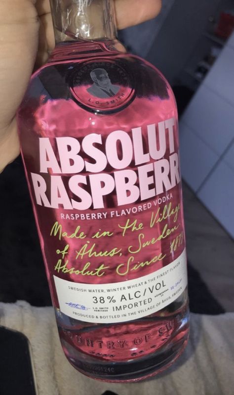 Pretty Alcoholic Drinks, Raspberry Vodka, Yummy Alcoholic Drinks, Alcohol Aesthetic, Alcohol Bottles, Flavored Vodka, Pretty Drinks, Think Food, Deilig Mat