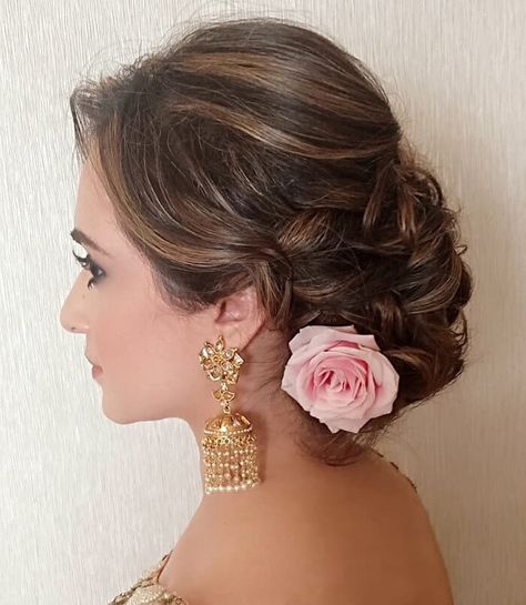 Small Messy Bun, Hairstyle For Bridal, Bun With Flowers, Hair Bun Design, Trendy Bun, Messy Bun Hairstyle, French Roll Hairstyle, Engagement Hairstyles, Summer Aesthetics