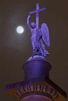 Russia, full moon Full Moon Photos, Cemetery Angels, Church Aesthetic, I Believe In Angels, Arte Punk, Angel Statue, Moon Photos, Angels Among Us, Angel Statues