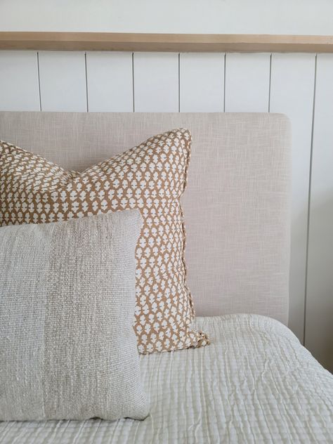 Upholstery Headboard Diy, Bed Headboard Design Fabrics, Build Your Own Headboard Diy, Linen Upholstered Headboard, Diy Pillow Headboard Ideas, Diy Bedhead Upholstered, Diy French Seam Headboard, Headboard Ideas Upholstered, Diy Linen Bedhead