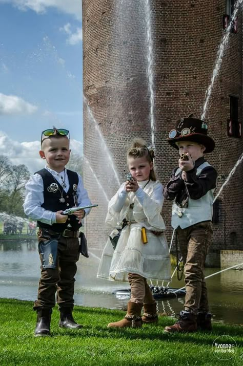 3 little steamkids Kids Steampunk Costume, Steampunk Diy Costume, Steampunk Boy, House Theater, Steampunk Kids, Steampunk Couture, Steampunk Pirate, Ren Fest, Diy Kostüm