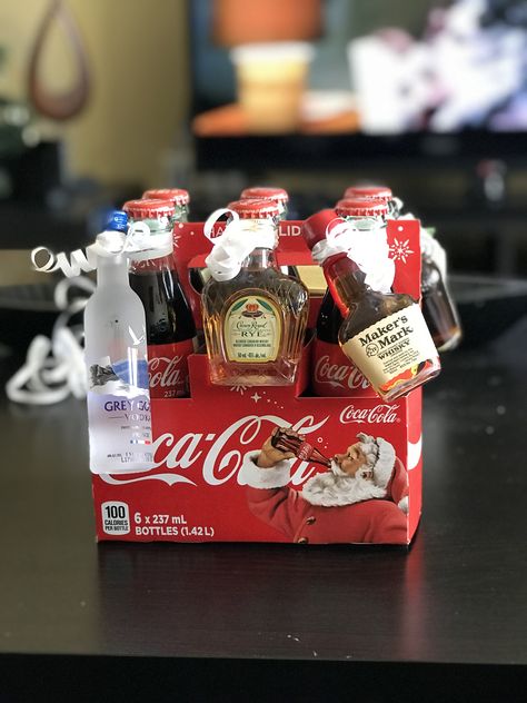 Christmas coke with mini liquor    bottles. Christmas Games For Adults, Best Gift Baskets, Christmas Basket, Fun Christmas Games, Diy Gift Baskets, Ge Bort, Alcohol Gifts, Basket Gift, Christmas Baskets