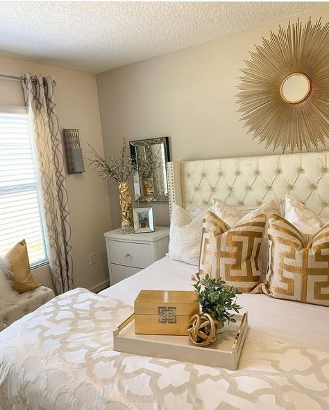 12 Me gusta, 0 comentarios - Totally Glam Decor (@totallyglams) en Instagram: "What a beautiful bedroom! 🙌🏻 What do you think! 💛 . Follow @totallyglams Use #totallyglams to…" White And Gold Room, Gold And White Bedroom, White And Gold Bedroom, White Gold Bedroom, White And Gold Decor, Gold Room Decor, Gold Rooms, Gold Bedroom, Beautiful Bedroom