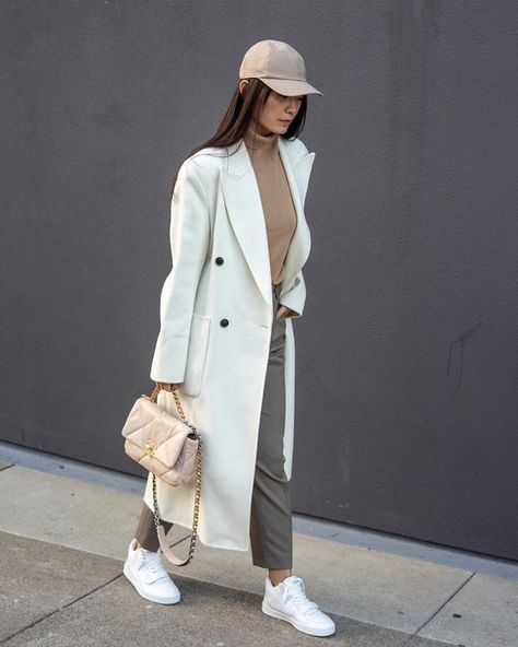 How to wear a white coat White Trench Coat Outfit Women, Off White Coat Outfit, Long Cream Coat Outfit, White Long Coat Outfit, White Coat Outfit Winter, Long White Coat Outfit, White Wool Coat Outfit, White Trench Coat Outfit, Long Trench Coat Outfit