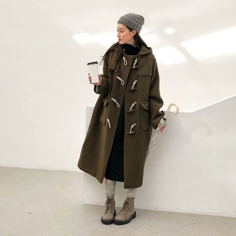 Duffle Coat Outfit Women, Duffle Coat Outfit, Duffle Coat Women, Tomboy Look, Fashion Blogs, Coat Outfit, Duffle Coat, Coat Outfits, Cool Street Fashion