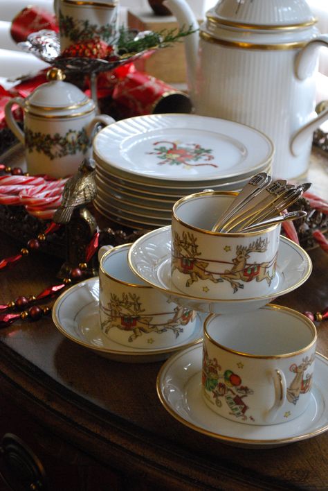 Teacup Centerpieces, Christmas Crockery, Bambi Christmas, Family Service, Christmas Tea Party, Christmas Trimmings, Plates And Cups, Pretty Dishes, Christmas China