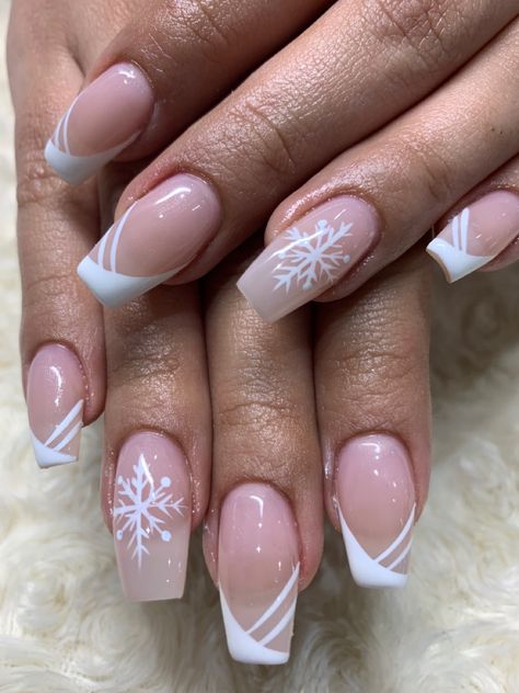 Festive White Nails, Nails Ideas For Christmas New Years, Christmas Design For Nails, White Festive Nails, Red And White Winter Nails, White Simple Christmas Nails, French Art Nails, White Winter Nail Ideas, December Nails White