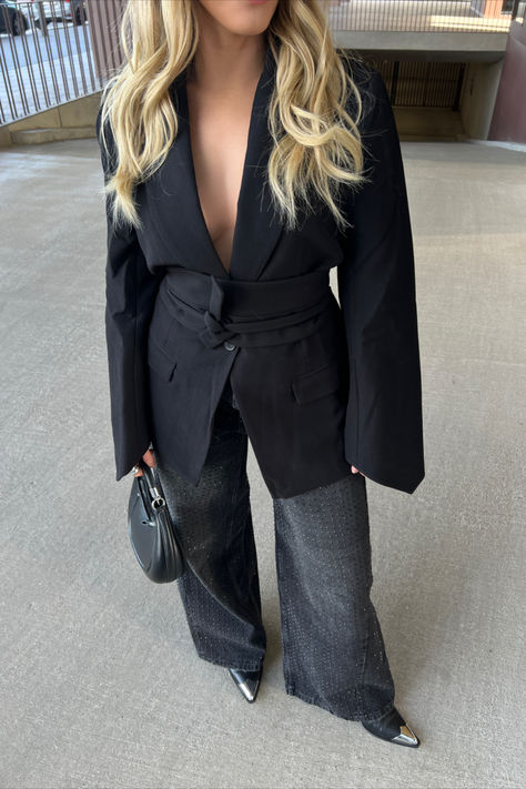 Blazer With Nothing Underneath, Odd Muse Blazer, Curvy Blazer Outfit, Over Size Blazer Outfits, Blazer Night Out Outfit, Blazer Oversize Outfits, Over Size Blazer, Hailey Bieber Blazer, London Fits