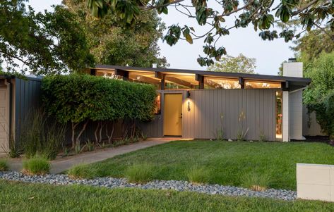 Yard Trellis, Eichler House, Mid Century Modern House Exterior, Panel Walls, Mid Century Modern Exterior, Modern Remodel, Mid Century Furnishings, Mid Century Ranch, Eichler Homes