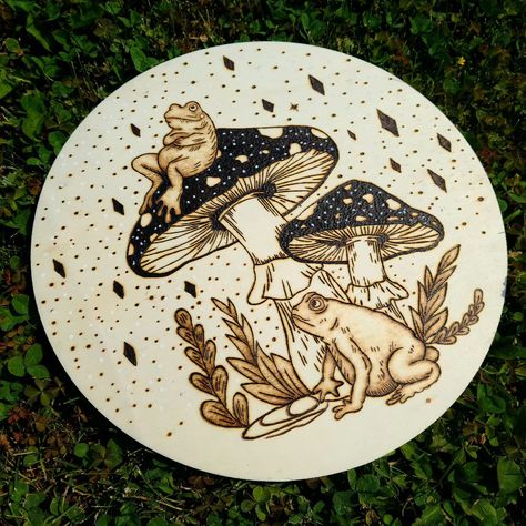 Fwogs #woodburning #pyrography #frogs #mushrooms Snake Wood Burning, Wood Burning Mushrooms, Frogs Mushrooms, Woodburning Ideas, Pyrography Designs, Mushroom Frog, Wood Burn Designs, Pyrography Patterns, Woodburning Projects