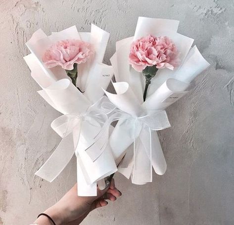 Flowers 🌺 on Twitter: "… " Single Bouquet, Single Flower Bouquet, Gubahan Bunga, Flower Bouquet Diy, Flower Box Gift, Flower Gift Ideas, Boquette Flowers, Flower Business, Bouquet Wrap