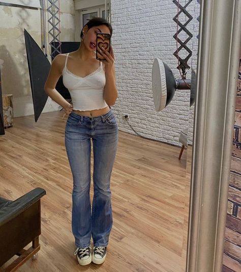 Y2k Low Rise Jeans, Low Rise Jeans Outfit, Flare Jeans Outfit, Looks Jeans, Mode Ootd, Jeans Outfit, Low Rise Jeans, Cute Simple Outfits, Mode Inspiration