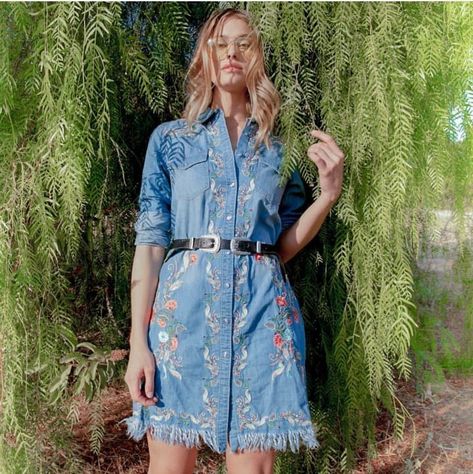 Embroidery On Denim, Embroidered Denim Dress, Denim Dress Summer, Denim Embroidery, Dress Denim, Floral Illustration, Embroidered Denim, Dress Summer, Photoshoot Ideas