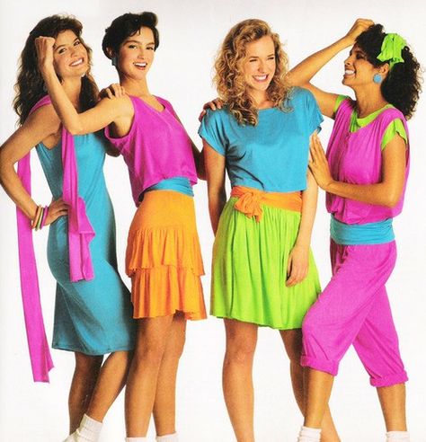 Neon colors Moda Z Lat 90., 1980s Fashion Trends, Fashion Guys, Neon Prom Dresses, Fashion 1980s, 80s Fashion Trends, 90s Fashion Women, 80s Neon, 80’s Fashion