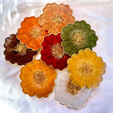 "Fall Collection - Gold Accented Flower" Handmade Resin Coasters These unique fall themed coasters are perfect for housewarming gifts, personal gifts, or for those just wanting extra decor in their home for the new season 𝐃𝐄𝐓𝐀𝐈𝐋𝐒: These adorable one of a kind Fall Collection themed flower shaped coasters are 100% handmade by me in my home. Each coaster is made with high quality epoxy resin, non-toxic cruelty-free mica powder, gold flakes in the center and finished with a hand-painted gold Fall Resin Crafts, Fall Resin Ideas, Resin Coasters Ideas, Coaster Ideas, Holiday Coasters, Create Labels, Personal Gifts, Unique Coasters, Unique Fall