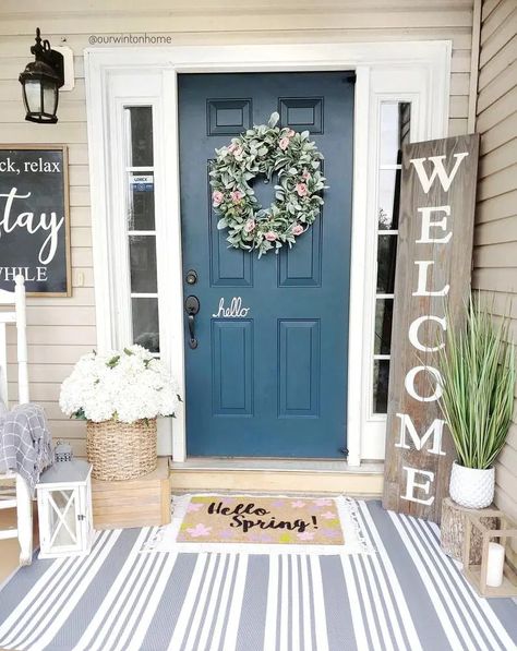 Cute layered front door mat ideas for Spring Veranda Design, Small Porch Decorating, Outside Fall Decor, Pelan Rumah, Front Porch Design, Door Paint Colors, Door Sticker, Painted Front Doors, Vibrant Style