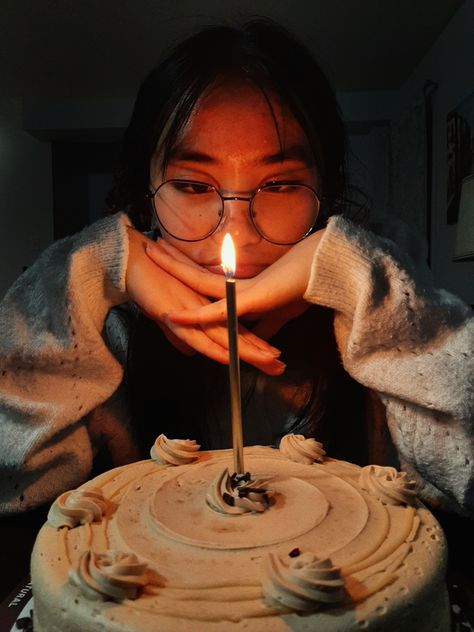 Looking at birthday cake Birthday Photo Ideas Aesthetic, Photo Birthday Cake, Birthday Photo Ideas, Photo Ideas Aesthetic, Cake Photoshoot, Candles Birthday, Birthday Shots, Birthday Donuts, Cute Birthday Pictures