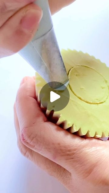 How To Make Cupcake Flowers, Edible Flowers Cupcakes, Flowers Cupcakes Ideas, Cupcake Decorating Ideas Flowers, Cupcake Flower Cake, Easy Cupcake Flowers, Winter Flower Cupcakes, Easy Buttercream Flowers Tutorial, Decorated Cupcakes Ideas Creative