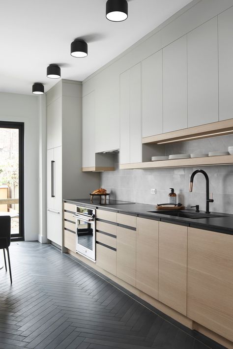 Two-tone Cabinetry with Porcelain Tile Backsplash and Black Countertops In this single-wall modern kitchen, the longitudinal flat-front cabinets give the illusion of oozing. Backsplash For Brown Cabinets, Kitchen Countertops With White Cabinets, Kitchens With Black Cabinets, Black Granite Kitchen Countertops, Countertops With White Cabinets, Kitchen Cupboard Colours, Small Condo Kitchen, Black Granite Kitchen, Interior Kitchen Small