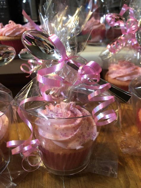 Individually wrapped cupcakes with a small spoon Drive By Party Food Ideas, Individual Wrapped Cupcakes, Cupcake Goodie Bag Ideas, Individually Wrapped Cupcakes, Individually Wrapped Bake Sale Ideas, Package Cupcakes Individually, Cupcake Package Ideas, Individually Wrapped Party Food, Individually Wrapped Desserts