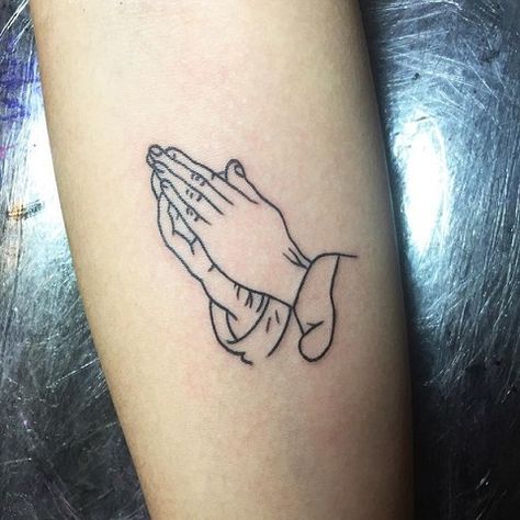 PRAYING TATTOOS WITH LINES Simple Praying Hands Tattoo, Tattoos God, Prayer Hands Tattoo, Praying Hands Tattoo Design, Hands Praying, Thigh Tattoo Quotes, Ring Tattoo Designs, Praying Hands Tattoo, Tatuagem Masculina Pequena