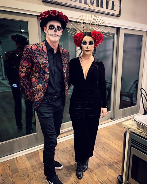 Day Of The Dead Dress Up, Day If The Dead Costume Women, Day Of Dead Couple Costume, Simple Day Of The Dead Outfit, Day Of The Dead Bride And Groom, Catrina Couple Costume, Catarina Costume, Day Of The Dead Family Costumes, Day Of Dead Costume Diy