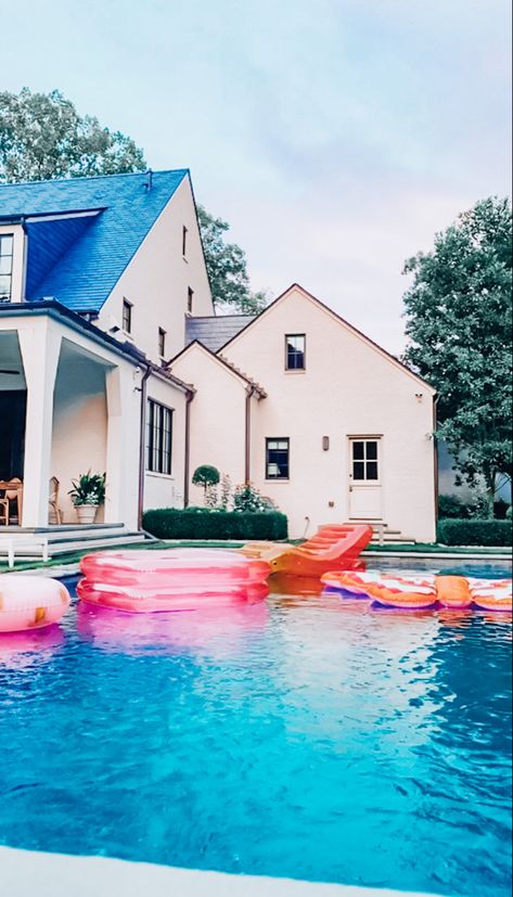 Beach Houses Aesthetic, Preppy Backyard, Preppy Beach House, Aesthetic House Exterior, Preppy Room Aesthetic, Houses Aesthetic, Preppy Family, Pool Pic, Pool Pics