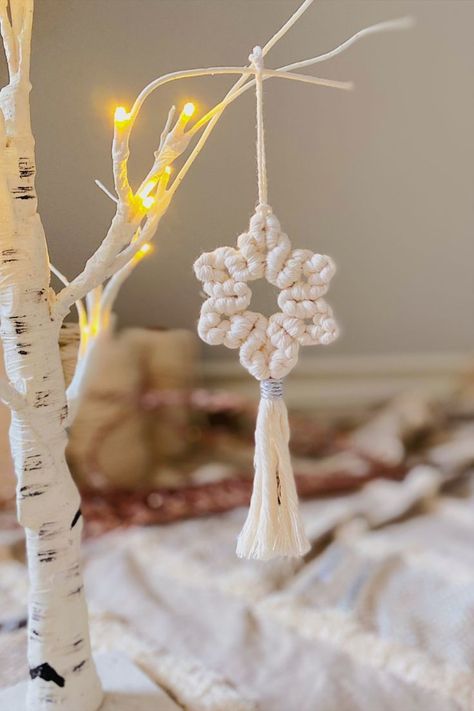 Tree Ornaments Diy Christmas, Easy Macrame Patterns, Macrame Star Ornament, Christmas Tree Ornaments Diy, Tree Ornaments Diy, Macrame Star, Tutorial Macramé, Diy Christmas Ornaments Easy, Diy Christmas Ornament