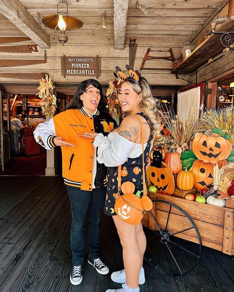 🗣️IT’S TIME TO HALLOWEENSKI OUTSIDE!!! 🎃👻🖤 Yes it’s 90 degrees in August but Blinky is UP, there are pumpkins EVERYWHERE, and I may be sweating but my spooky mode has been ACTIVATED 🤩🧡 I got to kick off Halloweentime at Disneyland with my favorite people in the world and see so many beautiful friends! My heart was really starting to need some holiday cheer and now IT’S FINALLY HEREEEEEE 🧡🖤🧡🖤🧡 @hottopic has you covered for any and all Disney Halloween needs, this year and every year 😈🖤 I’m ... Davy Crockett, Disney Halloween, 90 Degrees, Disney Outfits, Holiday Cheer, Then And Now, And Now, Pumpkins, Disneyland