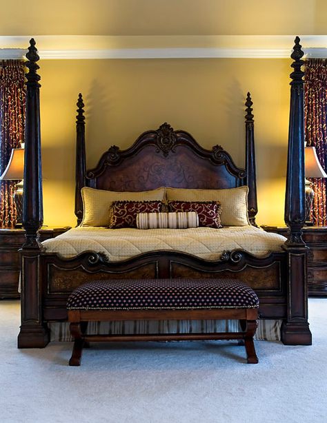 Traditional Bed Designs, Small Bedroom Bed, Indian Bedroom, Lauren Nicole, Bedroom Traditional, Aesthetic Bed, Gorgeous Bed, Wooden Bed Design, King Bedroom Sets