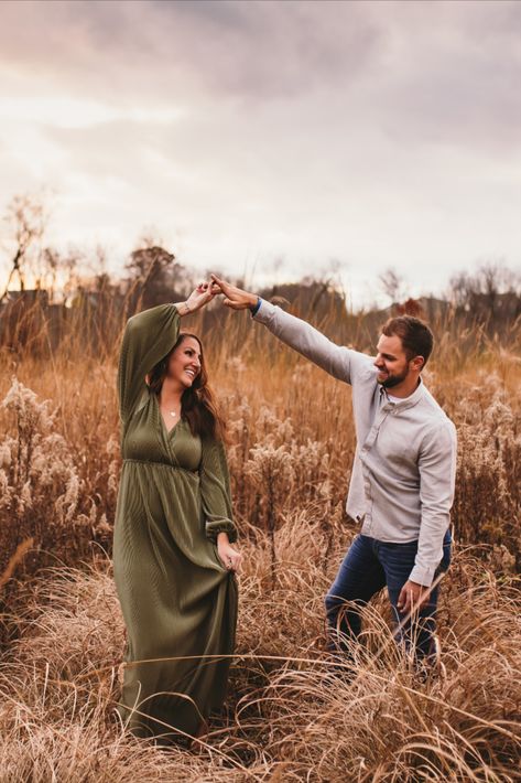 Photos In Tall Grass Picture Ideas, Tall Grass Photoshoot Couple, Fall Engagement Photos Dress, Fall Outfits Photoshoot Couple, What To Wear For Fall Engagement Photos, Fall Field Photoshoot, Tall Grass Photoshoot, Taylor Photoshoot, Asia Photoshoot