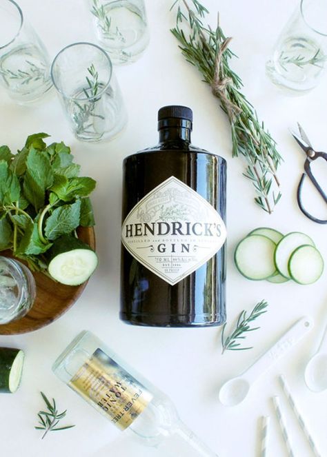 Photo Fruity Summer Drinks, Hendrick's Gin, Tonic Recipe, Gin Recipes, Hendricks Gin, Gin Drinks, Tonic Water, Gin Cocktails, Gin Tonic