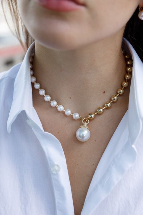 Pearl necklace .Half pearls half gold bead. Large pearl pendant . Also removable. 16 inch . Large Pearl Pendant, Pearl Fashion Jewelry, Pearl Necklace Designs Unique, Pearl Necklace Ideas, Making Beaded Jewelry, Pearl And Gold Necklace, Diy Beaded Jewelry, Pearl Gold Necklace, Diy Pearl Necklace