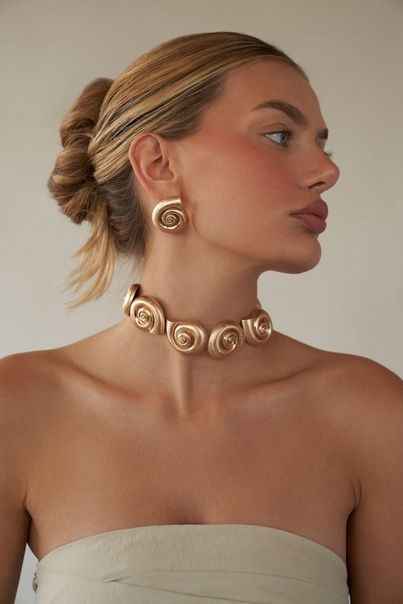 Jewellery Photography Inspiration, Bold Statement Jewelry, Shell Choker, Dope Jewelry, Classy Jewelry, Jewelry Lookbook, Elegantes Outfit, Jewelry Photography, Gold Accessories