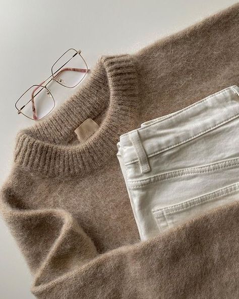 ℳ.𝒶𝓇𝓉.𝒜 on Instagram: “Warm 🤍 . . . #sweater #sweaterweather #hmxme #flatlay #flatlaystyle #moherowysweter #moher #teamlessismore #capsulewardrobe #style…” Flat Lay Photography Clothing, Flat Lay Photography Fashion, Flatlay Clothes, Fashion Still Life, Anthropologie Clothing, Cosy Outfit, Pullovers Outfit, Denim Ideas, Flatlay Styling